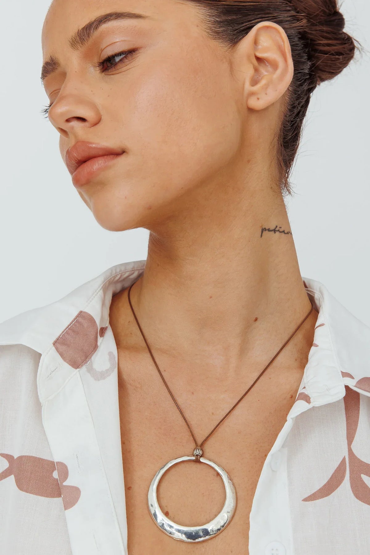 Le Monde Circle Pendant Necklace Silver