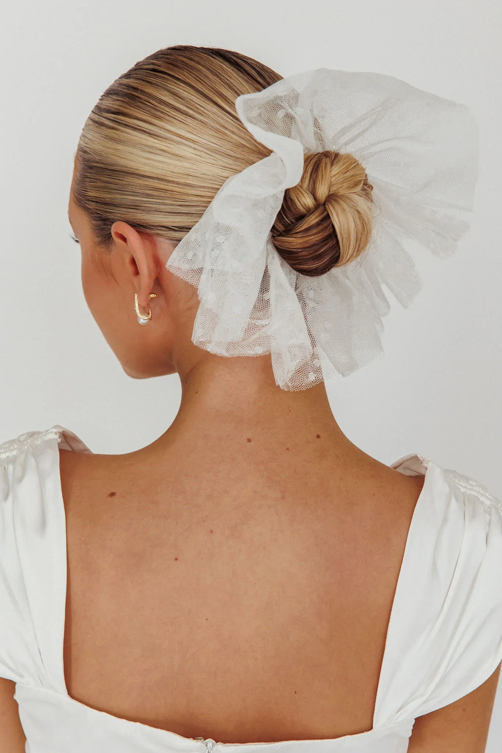 Hoda Lace Scrunchie White
