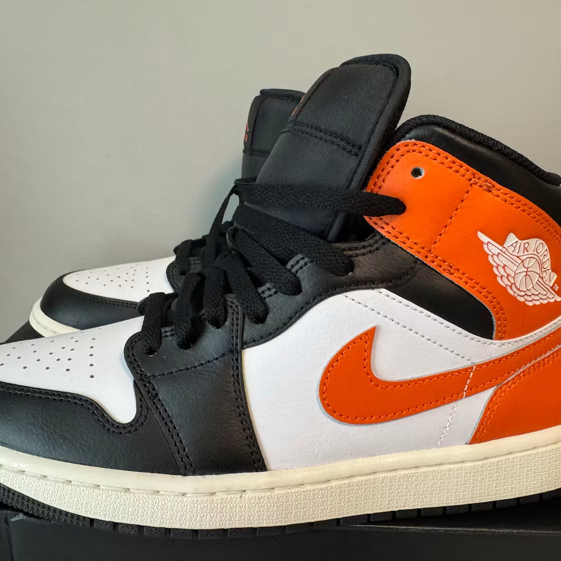 Air Jordan 1 Mid Black Toe Starfish