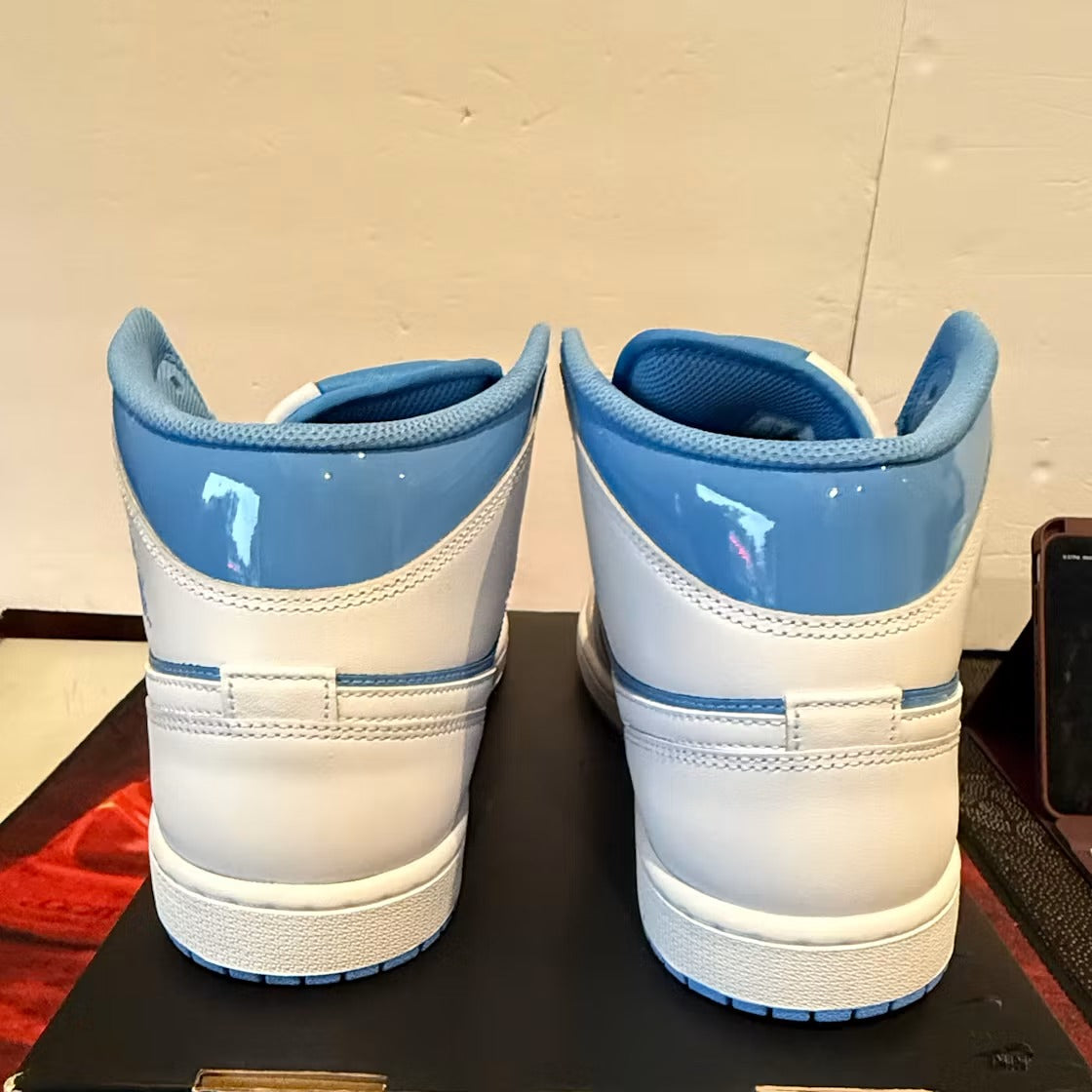 Air Jordan 1 Mid Legend Blue