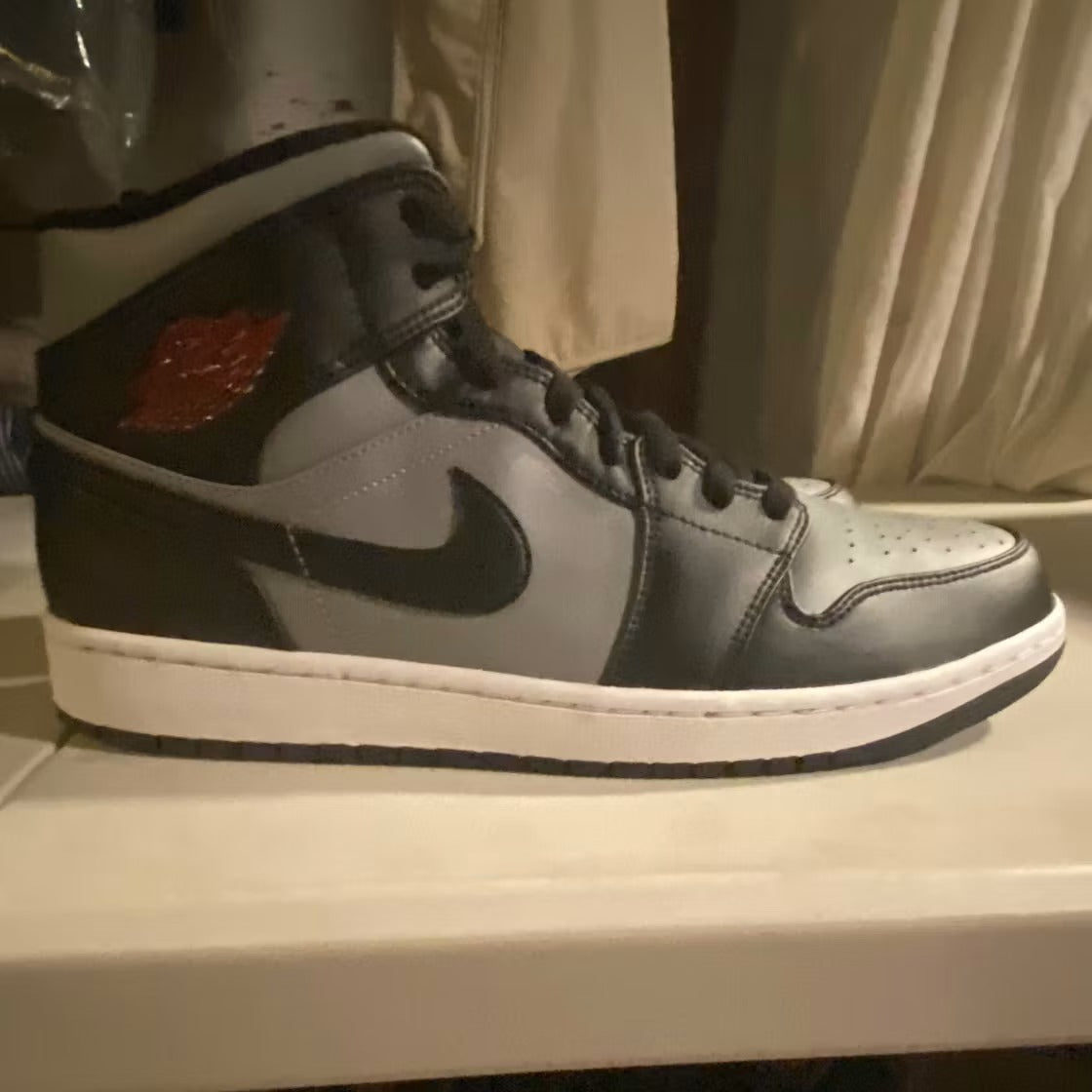 Air Jordan 1 Mid Shadow Red