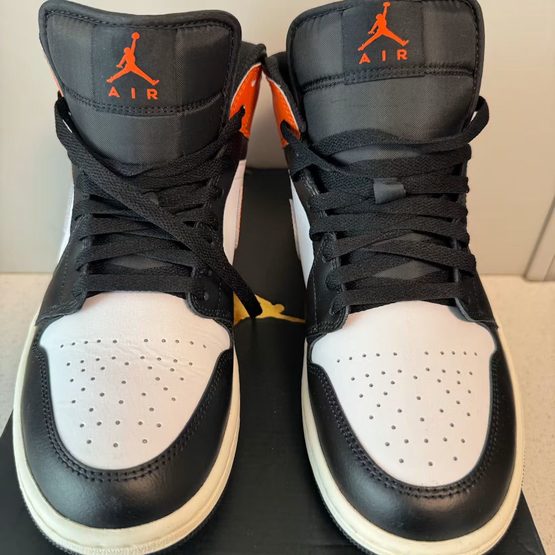 Air Jordan 1 Mid Black Toe Starfish